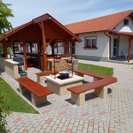 Апартаменты Kertesz Vendeghaz Хедькё Экстерьер фото